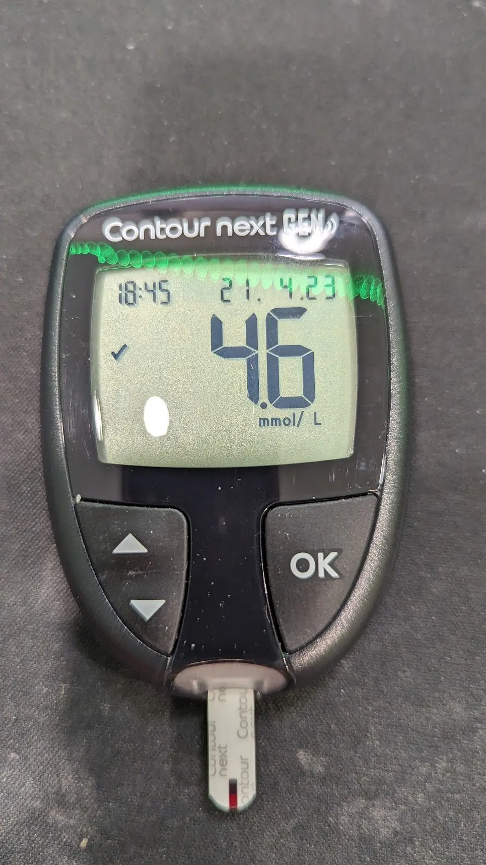 A blood glucose monitor measuring 4.7 mmol/L a healthy level during a dry fast